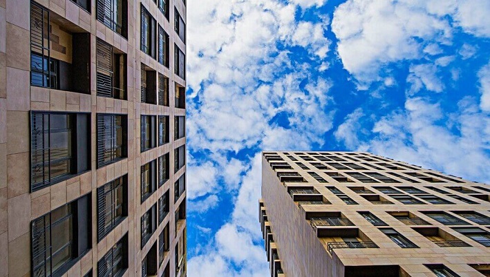 По итогам I полугодия 2023 г. разница в стоимости квадратного метра квартир и апартаментов в новостройках Москвы составила 7%