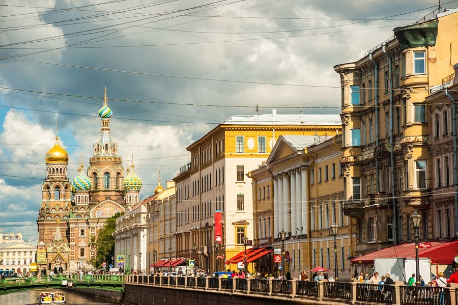 На центральных улицах Петербурга стали чаще открывать продуктовые магазины  
